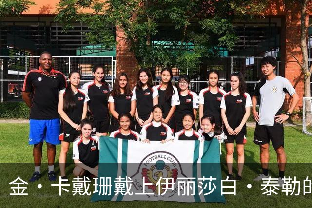 金·卡戴珊戴上伊丽莎白·泰勒的祖母绿项链，还进过她的紫色衣帽间